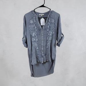 Solitaire Embroidered Chambray Tunic Blouse Women's Medium Blue Roll Tab Sleeve
