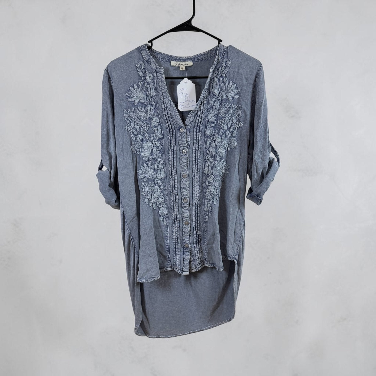 Solitaire Embroidered Chambray Tunic Blouse Women’s Medium Blue Roll Tab Sleeve